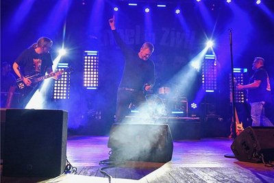 "Engel in Zivil" absolvieren jährlich gut 25 Konzerte deutschlandweit. Am Samstag stand die Band in Freiberg auf der Bühne.
