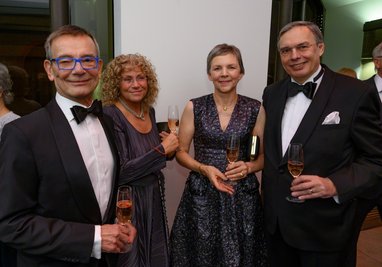 Beim Chemnitzer Opernball war Johannes Schulze Stammgast. Nicht nur in seiner Funktion als langjähriger Vorsitzender des Theaterfördervereins, sondern auch als früherer Geschäftsführer der Freien Presse hatte er sich in der Kulturszene der Stadt engagiert. 