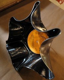 Schallplatten werden zu Uhren und Schalen umgeschmolzen. 