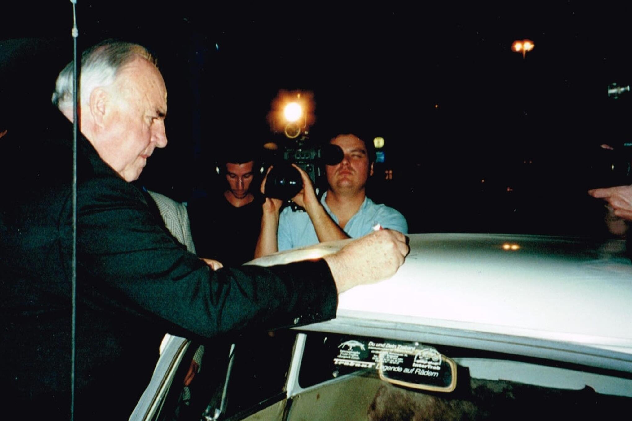 Trabant aus dem Erzgebirge mit Autogrammen von Kohl und Merkel sorgt in ...