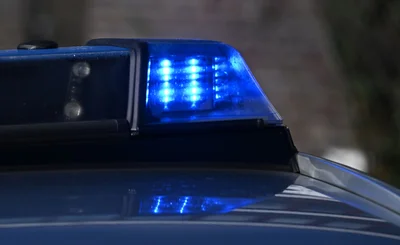 Insgesamt durchsuchten die Beamten acht Wohnungen. (Symbolbild)