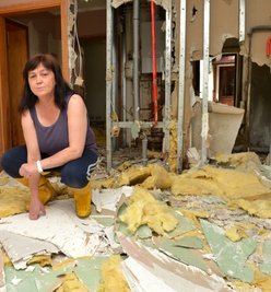 Als hätte Sonja Müller nicht genug Sorgen mit ihrer Brustkrebserkrankung. Das Hochwasser hat ihr alles genommen. Hier hockt sie im wahrsten Sinne des Wortes auf den Trümmern ihrer Existenz.