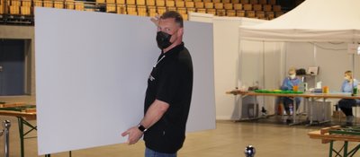 In der Stadthalle Zwickau ist der Abbau schon im Gange. Jan Fiedler packt mit an. Bis Sonntagabend besteht noch die Möglichkeit, sich gegen Corona immunisieren zu lassen. Das geht ohne Termin 