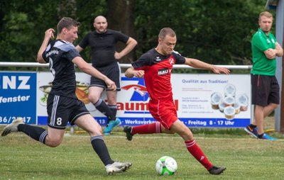 Der FSV Bau Weischlitz (Tim Schlitter, rotes Trikot) bleibt in der Vogtlandklasse. Das 2:0 gegen Grün-Weiß Wernesgrün (Lukas Bachmann, Nr. 8) bedeutete den sechsten Sieg im sechsten Spiel der Abstiegsrunde für die Weischlitzer.