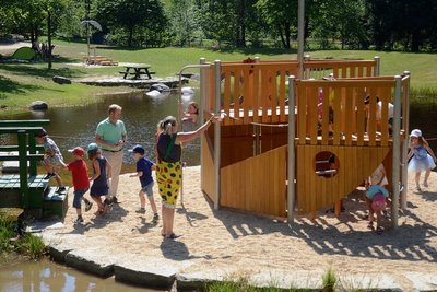 Das Piratenschiff steht auf einer eigens angelegten kleinen Insel in der Weißen Göltzsch, die hier in die Talsperre fließt.