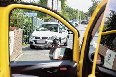 Dem Suzuki wurde auf der Falkensteiner Straße die Vorfahrt genommen. Das Auto musste abgeschleppt werden.