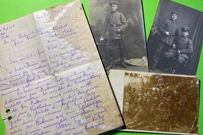 Otto Neubert als Soldat im Ersten Weltkrieg, daneben seine beiden Cousins und ein Foto mit Kameraden. Die Löcher in den Fotos stammen von dem Projektil, das zuerst die Brieftasche durchschlug. Links der Brief des Batterieführers, der den Eltern mitteilte, dass ihr Sohn vermisst wird.