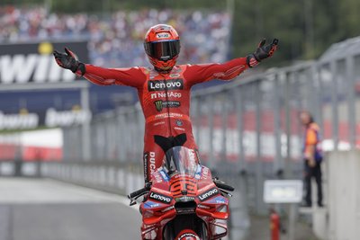 Marc Marquez jubelt nach dem Rennen in Spielberg. Foto: Erwin Scheriau/dpa