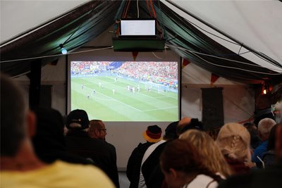Rund 60 Gelenauer verfolgten am Mittwochabend im Festzelt das Vorrundenspiel der Deutschen.