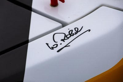 Den Audi Sport quattro ziert die Unterschrift von Walter Röhrl.