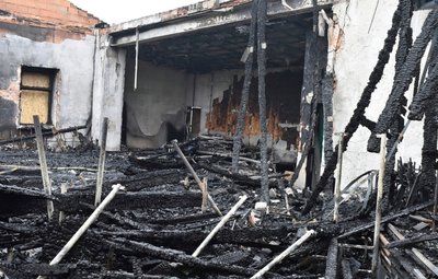 Die völlig zerstörte Wettkampfhalle der Ringer in Markneukirchen. Die Ende April abgebrannte Sportstätte soll ab 2022 wieder aufgebaut werden - mit Geld von Stadt, Versicherung und 575.000 Euro vom Land. 