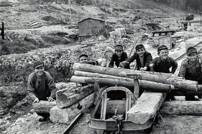 Jugend packt an: Junge Leute aus dem Kreis Aue bei einem Arbeitseinsatz im Oktober 1949. 