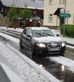 In Neudorf waren die Straßen nach dem Unwetter am Montag plötzlich weiß.