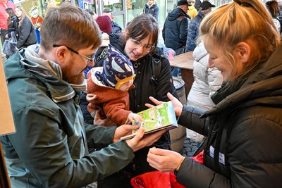 Herzlich willkommen, kleiner Mann: Kathrin Schäfer vom Jugendamt der Stadt (rechts) überreicht Bettina und Cornelius Lischke und ihrem sechs Monate alten Sohn Kuno ein kleines Geschenk zur Geburt.