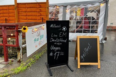 Bei jedem Spiel der Deutschen will Marlene Scheithauer das Schild fürs Fußballgucken wieder an die Hauptstraße in der Mitte von Gelenau stellen.