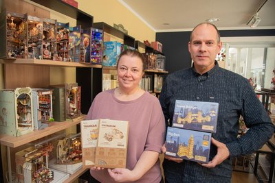 Angelika und Thomas Adams in ihren Kreativ-Shop am Badeplatz in Bad Elster.