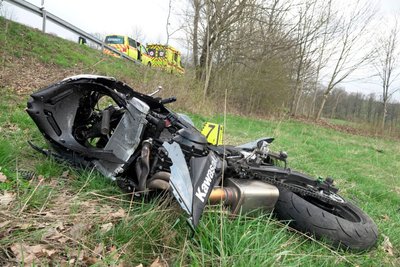 Das Motorrad kam auf einem angrenzenden Feld zum Liegen.
