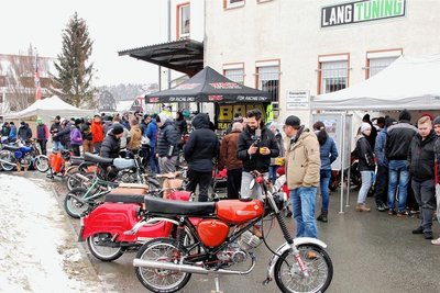 Fachgespräche, die sich um Motoren, Drehzahlen, Zylinder und andere technische Details drehten, gab es zuhauf auf dem Freigelände. Dort konnten die Besucher die mitgebrachten Mopeds bestaunen.