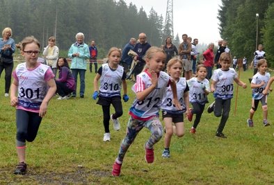 Kurz nach dem Start der Klassen S 6 und S 7 an der Grünbacher Skihütte: Links im Bild die Siegerin Lina Tröger vom SV Stützengrün, in der Mitte die Zweitplatzierte Victoria Götzel (Nr. 312) vom VSC Klingenthal.