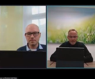 Landrat Dirk Neubauer (r.), hier mit Moderator André Kaiser, stellte sich am Montagabend den Fragen von Bürgern. 