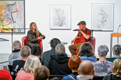 Die offizielle Verabschiedung der Literaturstipendiatin, hier im Gespräch mit Lutz Graner, fand schon Ende März statt. 