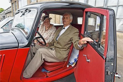 Mit einem englischen Morris Eight, dem Volkswagen auf der Insel, fuhren Karla und Karl-Heinz Timmel vor.