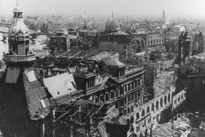 Die alliierten Luftangriffe legten Dresden in Schutt und Asche. Hier ein Blick auf das fast völlig zerstörte Stadtzentrum.