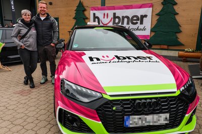 Ben Hübner und Franzi Oettel von der Fahrschule vor dem Audio RS4.