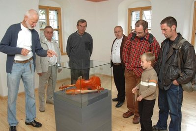 
              <p class="artikelinhalt">Götz Altmann (l.) führte die Besucher durch die renovierten Räume des Herrenhauses. Hier soll eine Geigenbau-Werkstatt entstehen.</p>
            