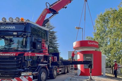 Per Schwerlasttransporter wurde der neue Geldautomat am Donnerstag angeliefert und mit einem Kran an seinen Standort neben dem Yorck-Center gehievt. Nutzbar soll er ab Ende August sein. 