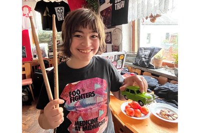 Drumsticks und einen Spielzeug-Trabi bekam der elfjährige Ben Shemer von Uwe Treitinger geschenkt.