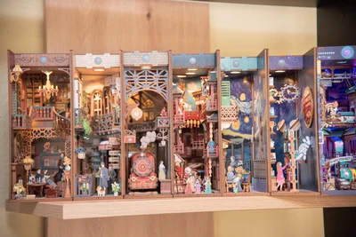 Im Adams Kreativ-Shop am Badeplatz in Bad Elster werden unter anderem sogenannte Book Nooks mit detailreichen Szenen als Einschübe für das eigene Bücherregal verkauft.