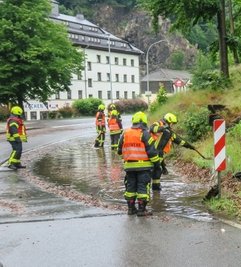 Die leicht abschüssige Straße an der Ottensteinkurve in Schwarzenberg stand unter Wasser. 