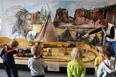 Die Eisenbahn fährt auch bei den Indianern.
