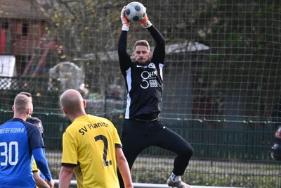 Robin Köpsel (am Ball) hielt beim 2:0-Erfolg gegen Planitz seinen Kasten zum zweiten Mal in sieben Spielen sauber.