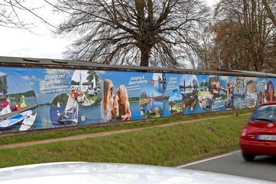 Die Rückwand der Funktionsgebäude des Strandbades zeigt sich mit einer farbenfrohen Präsentation.