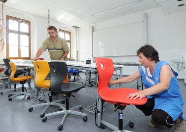 Gert Strunkheit vom städtischen Bauhof und Beate Kroll vom Reinigungsdienst Serval richten das bereits sanierte Computerkabinett wieder ein.
