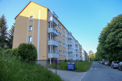 In einem Mehrfamilienhaus an der Goethestraße in Zschopau ist am Montag ein sechsjähriges Kind durch eine Explosion schwer verletzt worden.
