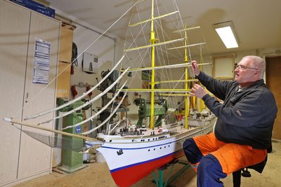 Vom Winde verweht wurde die „Gorch Fock“ der Miniwelt: Das Modellschiff wurde von einer Böe erfasst und erlitt unter anderem einen Mastbruch. Andreas Gromma bringt es wieder auf Vordermann.