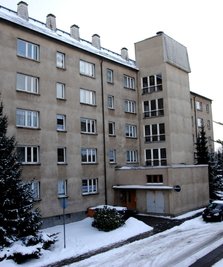 
              <p class="artikelinhalt">Der altersgerechte Wohnblock am Clara-Wieck-Ring 25 im Neubaugebiet von Markneukirchen. Der Technische Ausschuss der Stadtrates hat am Mittwoch seinen Abriss bis Ende 2010 beschlossen. </p>
            