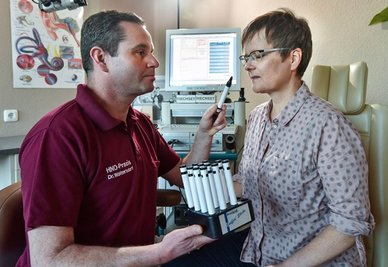 Wonach riecht das? Zitrone oder eher blumig? Der Chemnitzer HNO-Arzt Dr. Wieland Woltersdorf hält Simone Maron Riechstifte vor. Doch sie hat keine Ahnung. Riechtests sind ein Bestandteil der Diagnostik. Es gibt aber sehr wenige Ärzte, die sich damit auskennen. 