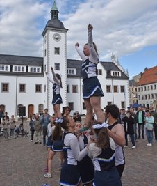 Für Stimmung am Start des Welterbelaufes sorgten Freiberger Cheerleader.