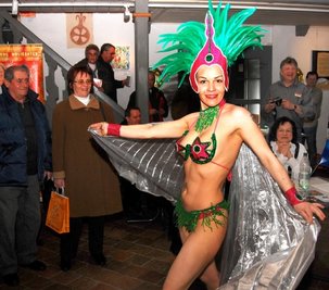 
              <p class="artikelinhalt">Mit einer rasanten Samba ertanzte sich Cassy von der Showbühne Plauen die Aufmerksamkeit der Besucher.</p>
            