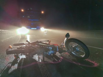 Eine Simson-Besatzung wurde am Sonntag bei einem Unfall schwer verletzt.