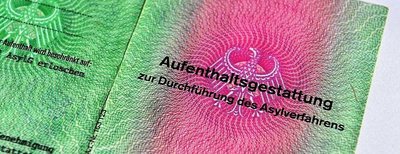 Mit einer solchen Aufenthaltsgestattung weisen sich Personen aus, die Asyl beantragt haben. Am Mittwochabend wurde im Kreistag über die Abschiebung von ausreisepflichtigen Asylsuchenden diskutiert. 