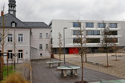 Blick auf das Gelände der Sachsenring-Oberschule, die neben dem modernen Neubau auch einen Altbau und eine Turnhalle hat.