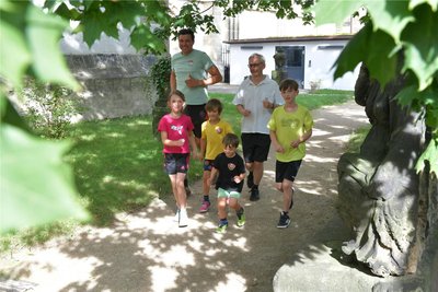 Am Dom in Freiberg: Die Pfarrer Gunnar Wiegand und Justus Geilhufe trainieren mit ihren Kindern für den Spendenlauf.