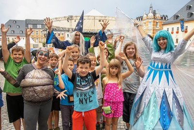 Wenn in Annaberg-Buchholz Fabulix-Zeit ist, dann kann es schon mal passieren, dass einem die Motte aus "Ein Sommernachtstraum", der Zauberer aus "Räuber Hotzenplotz" und die Mondfee aus "Peterchens Mondfahrt" auf einmal auf dem Markt begegnen. 
