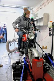 Werkstattleiter Christian Mothes beim Erfassen technischer Parameter auf dem Prüfstand.