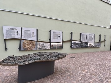 Der Zeitstrahl in der Quergasse zeigt die Stadtgeschichte Mittweidas.
